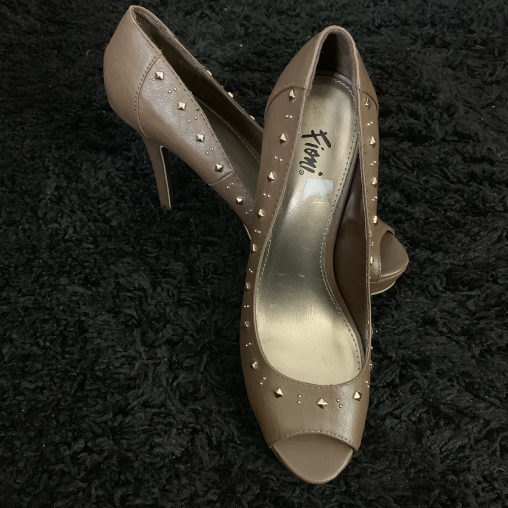 NWOT Studded Heals